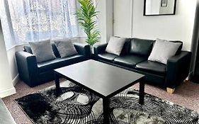 Entire 2-Bedroom Stylish Flat, Wembley Park